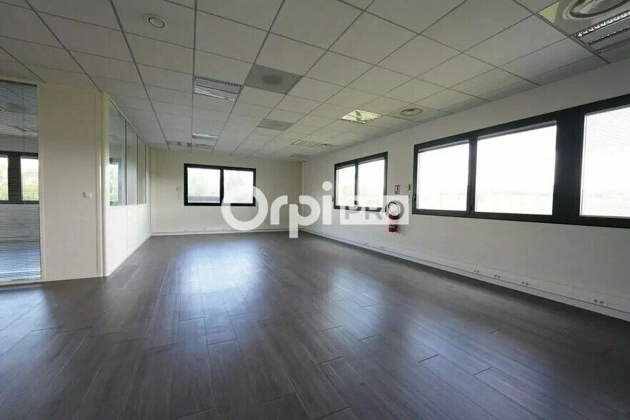 Office in Saint-Priest for lease - Interior Photo - Image 3 of 7