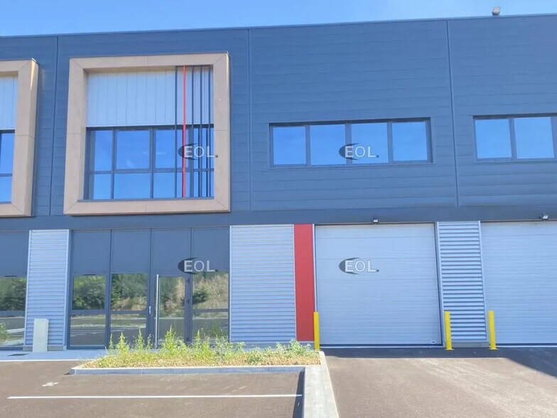 Industrial in Saint-Laurent-de-Mure for lease - Building Photo - Image 1 of 19