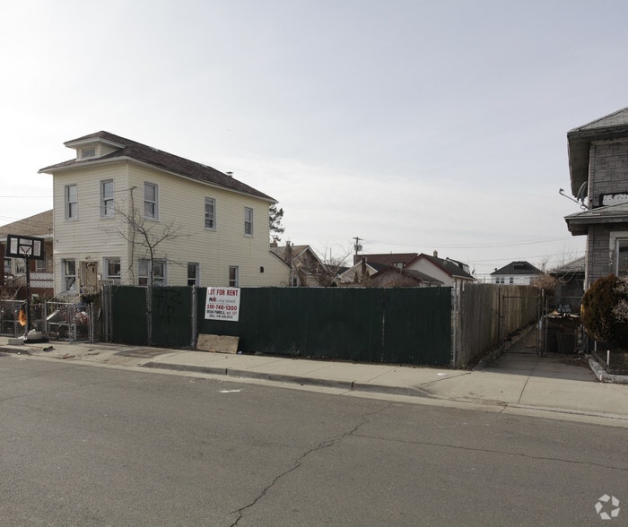 329 Beach 73rd St, Arverne, NY for lease - Primary Photo - Image 1 of 2