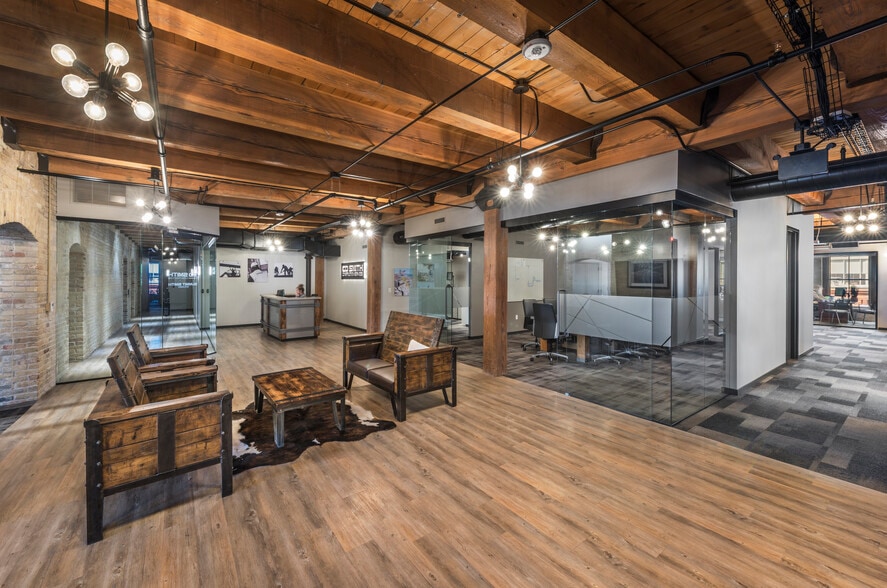 241 N Broadway St, Milwaukee, WI for lease - Interior Photo - Image 2 of 6