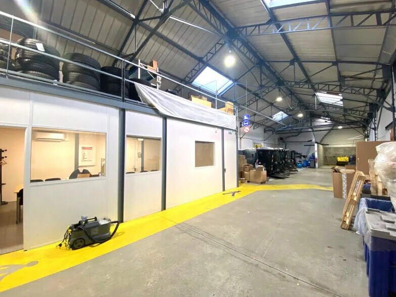 Flex in Vénissieux for lease - Interior Photo - Image 3 of 15