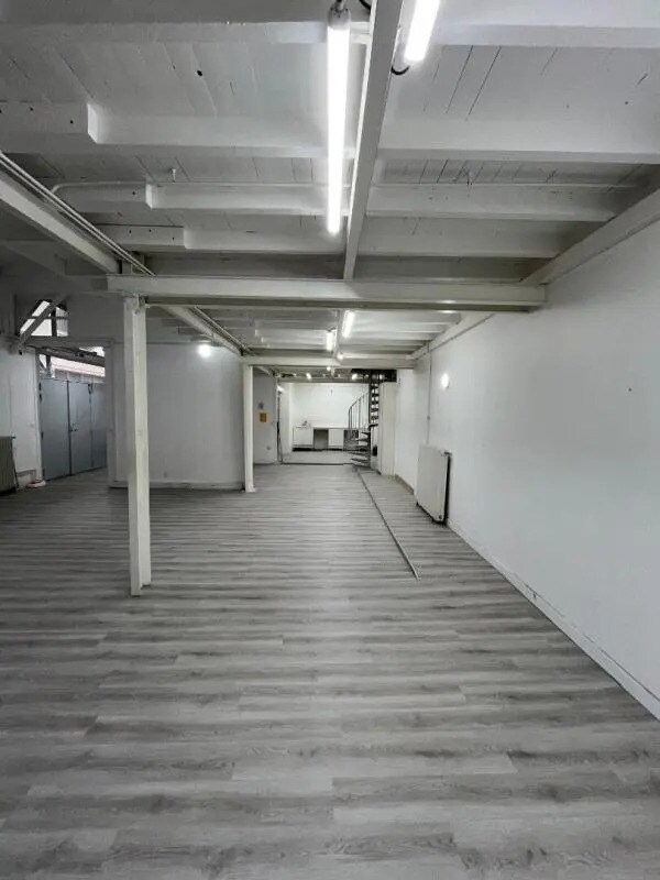 Retail in Paris for lease Interior Photo- Image 1 of 14