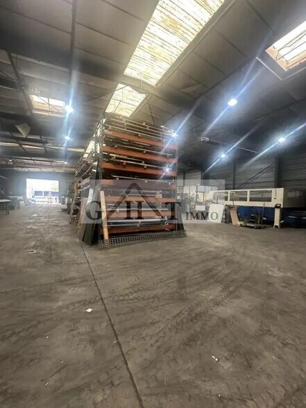 Industrial in Montreuil for sale - Interior Photo - Image 1 of 3