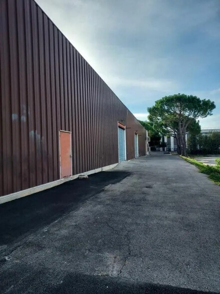 Industrial in Vitrolles for lease - Building Photo - Image 2 of 5