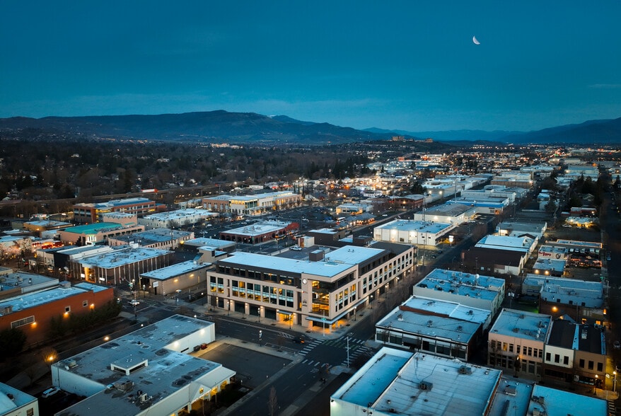 1 W Main St, Medford, OR for lease - Building Photo - Image 3 of 9