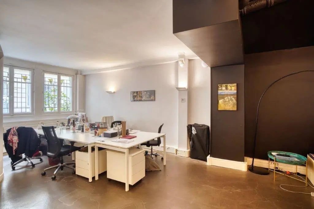 Boulevard De Clichy, Paris for sale Interior Photo- Image 1 of 9