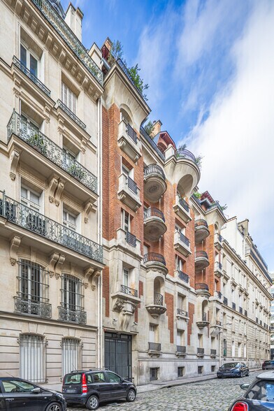 30 Avenue Marceau, Paris for sale - Building Photo - Image 2 of 9