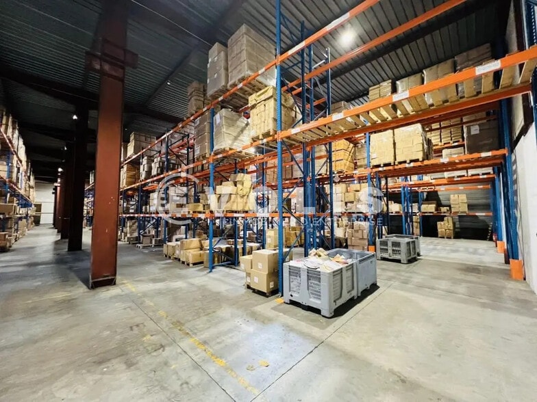 Flex in Croissy-Beaubourg for lease - Interior Photo - Image 3 of 10