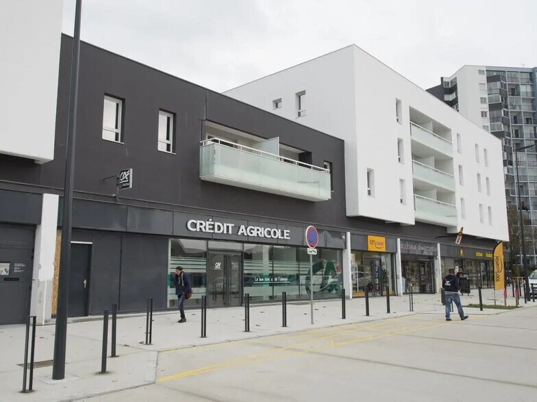 Retail in Vannes for sale - Building Photo - Image 1 of 3