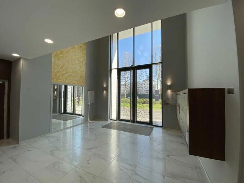 Office in Chessy for lease - Lobby - Image 2 of 9