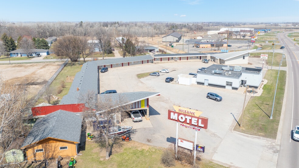 1105 E 4th Ave, Milbank, SD for sale - Building Photo - Image 1 of 33