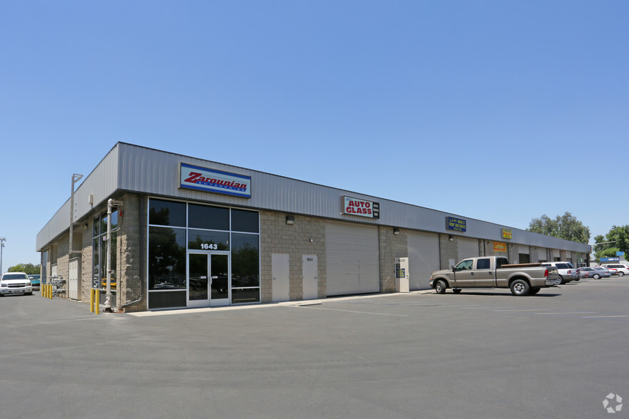 1639-1643 S Main St, Visalia, CA for lease - Building Photo - Image 3 of 5