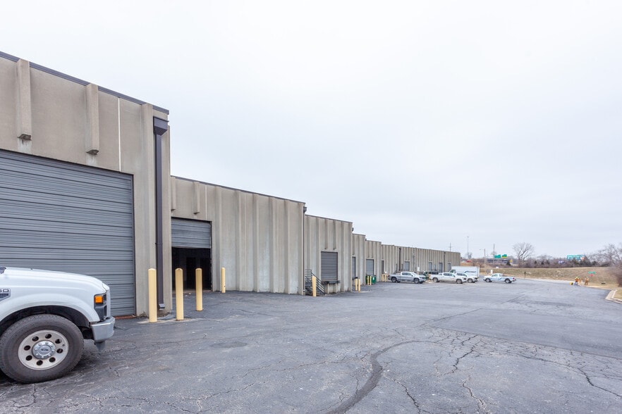 1100 W Cambridge Cir, Kansas City, KS for lease - Building Photo - Image 2 of 27