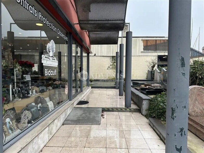 Retail in Lille for lease - Building Photo - Image 2 of 6