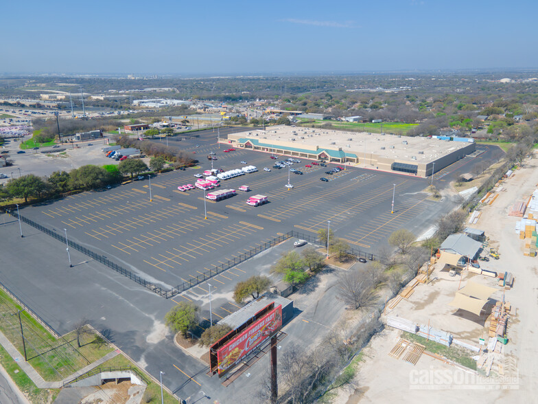 11711 IH 35 N, San Antonio, TX for lease - Building Photo - Image 1 of 8