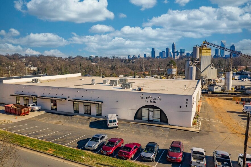 901 Berryhill Rd, Charlotte, NC for lease - Building Photo - Image 1 of 1