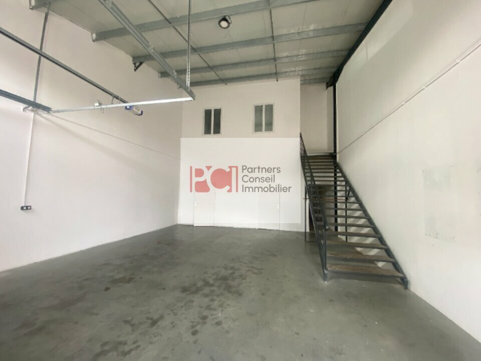 Flex in Nîmes for lease Building Photo- Image 1 of 4