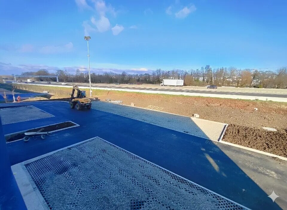 Retail in Bourgoin-Jallieu for lease Construction Photo- Image 1 of 9