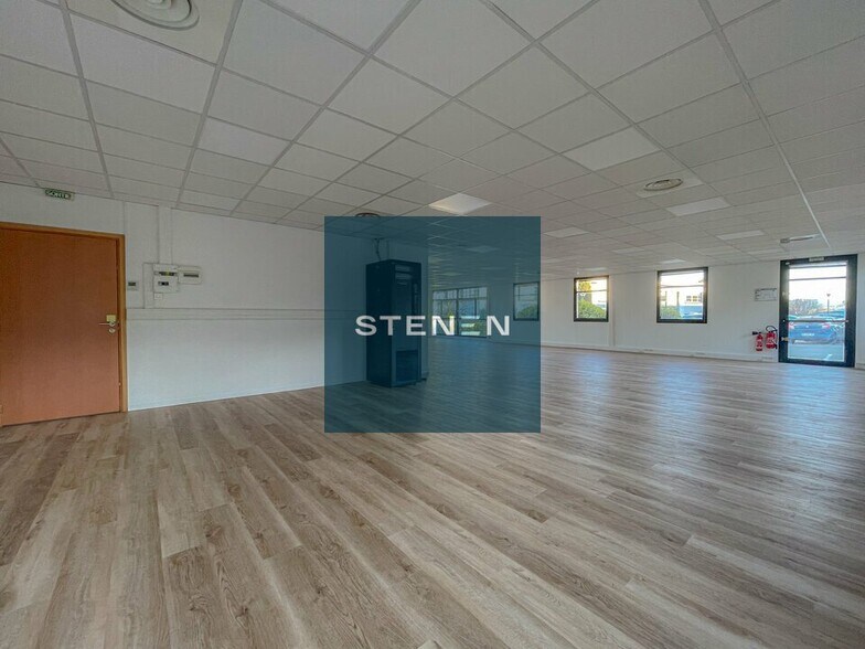 860 Rue René Descartes, Aix-en-Provence for lease - Interior Photo - Image 2 of 15