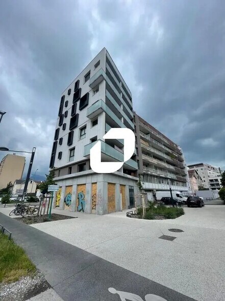 Flex in Grenoble for lease - Building Photo - Image 2 of 4