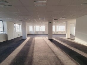Office in Saint-Ouen-sur-Seine for lease Building Photo- Image 1 of 1