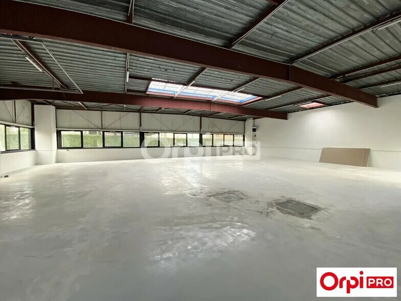 Flex in Villebon-sur-Yvette for lease - Interior Photo - Image 2 of 6