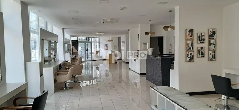 Retail in Pau for lease Interior Photo- Image 1 of 9