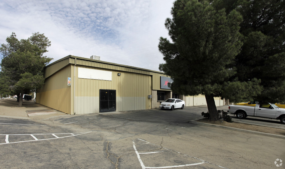 15330 Tamarack Dr, Victorville, CA for lease - Primary Photo - Image 1 of 14