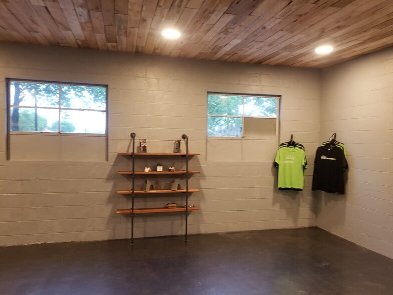 990 Red Bud Dr, Warsaw, MO for sale - Interior Photo - Image 3 of 13