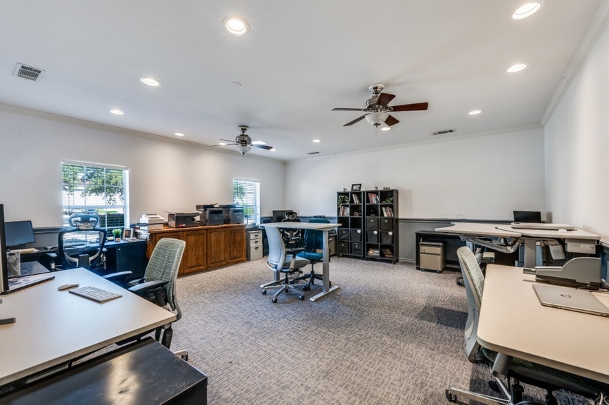 2028 Bedford Rd, Bedford, TX for sale - Interior Photo - Image 3 of 9