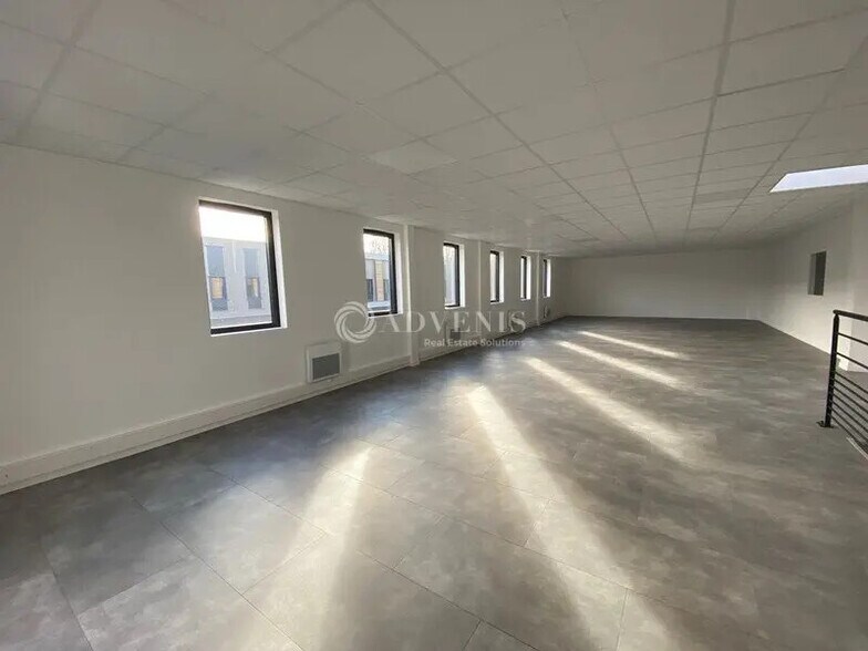 Flex in Les Mureaux for lease - Interior Photo - Image 3 of 12