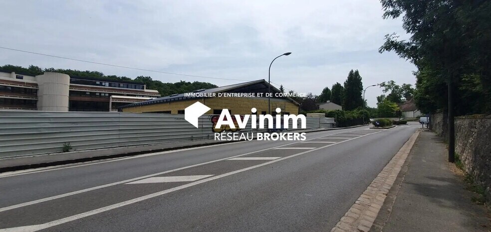 Retail in Avon for lease - Building Photo - Image 1 of 5