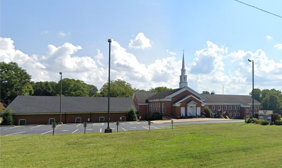 501 Northwest Blvd, Newton, NC for sale - Primary Photo - Image 1 of 1