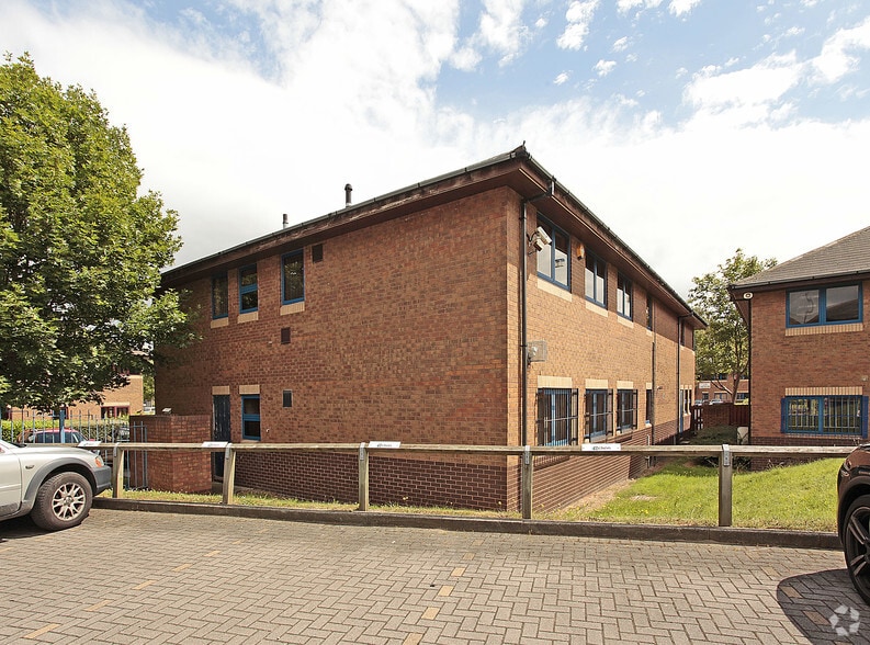 10-11 Royds Hall Rd, Leeds for lease - Building Photo - Image 2 of 5