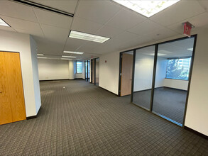 18W200 W 22nd St, Oakbrook Terrace, IL for lease Interior Photo- Image 2 of 8