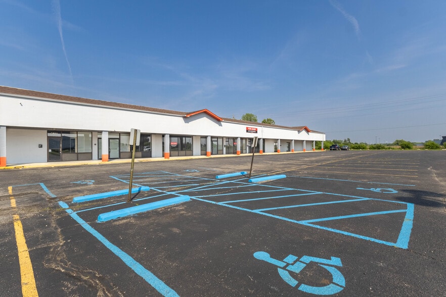 4702-4740 Century Plaza Rd, Indianapolis, IN for lease - Building Photo - Image 3 of 16