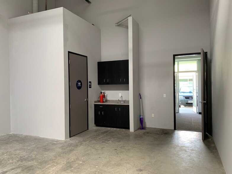1243 Flynn Rd, Camarillo, CA for lease - Building Photo - Image 3 of 11