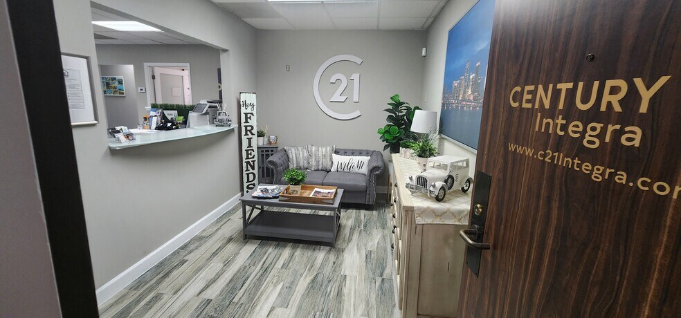 9050 Pines Blvd, Pembroke Pines, FL for lease - Interior Photo - Image 3 of 19