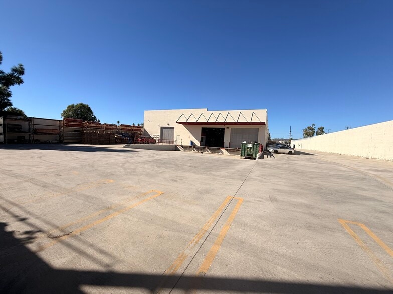 8100 Deering Ave, Canoga Park, CA for lease - Building Photo - Image 3 of 7