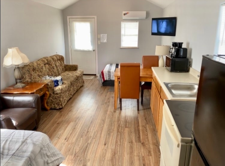 9497 State Highway 35 N, Van Vleck, TX for sale - Interior Photo - Image 2 of 4