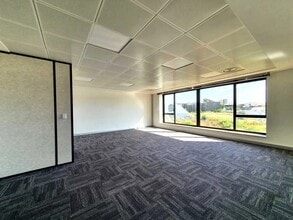 Office in Évry for lease Interior Photo- Image 1 of 4