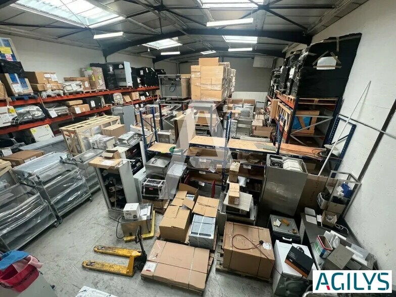 Flex in Pontault-Combault for lease - Interior Photo - Image 2 of 5