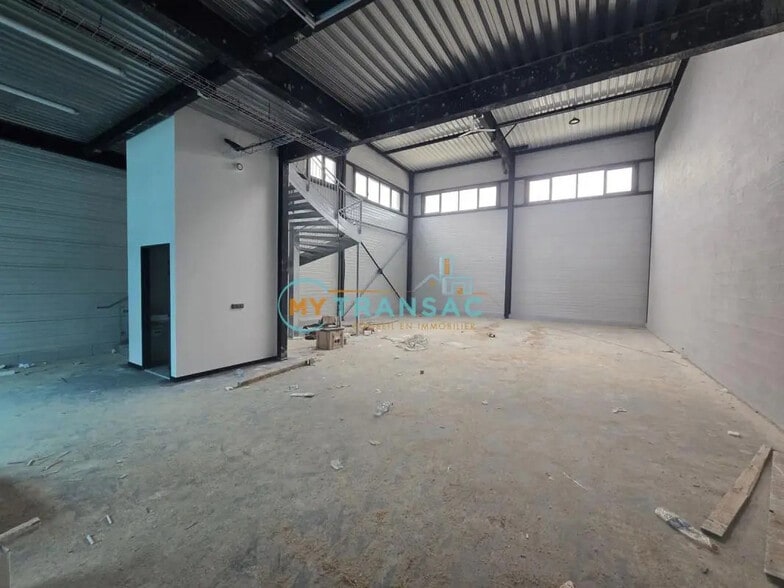 Flex in Courtry for sale - Interior Photo - Image 2 of 8