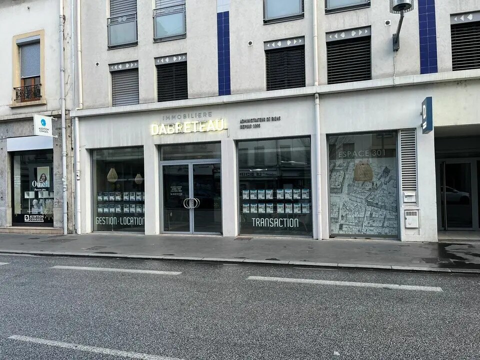 Retail in Lyon for lease Building Photo- Image 1 of 8