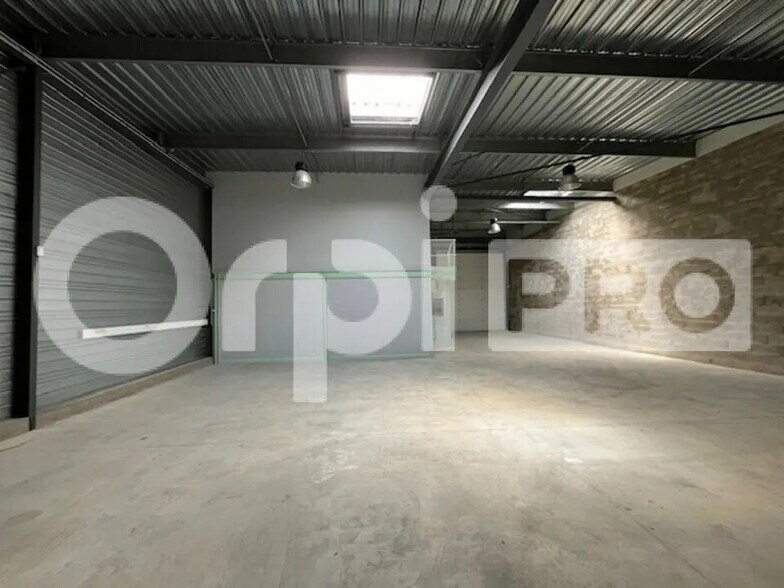 Flex in Vert-Saint-Denis for lease - Interior Photo - Image 2 of 12
