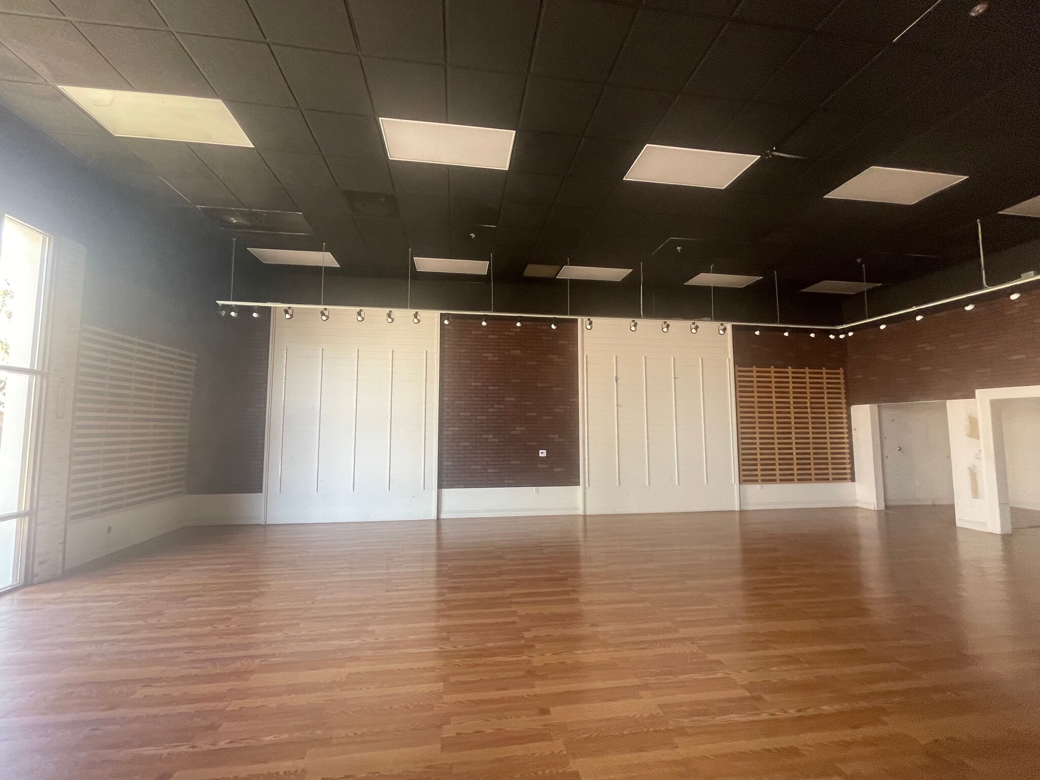 11215-11389 Long Beach Blvd, Lynwood, CA for lease Interior Photo- Image 1 of 6