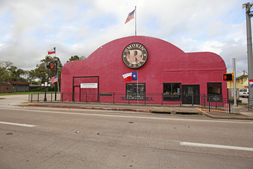 226 E Brazos Ave, West Columbia, TX for sale - Building Photo - Image 1 of 1