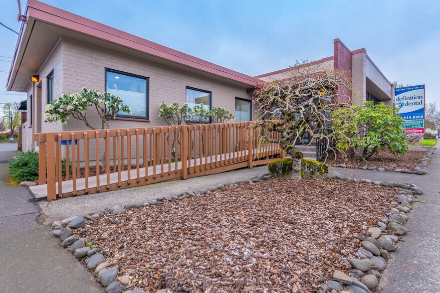 12850 SW Canyon Rd, Beaverton, OR for lease - Building Photo - Image 2 of 39