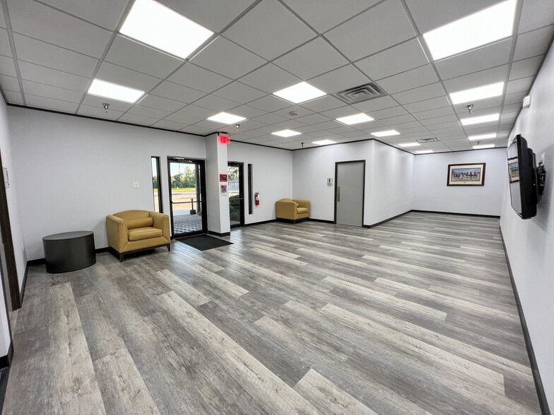 108 Commercial Cir, Conroe, TX for sale - Interior Photo - Image 2 of 26