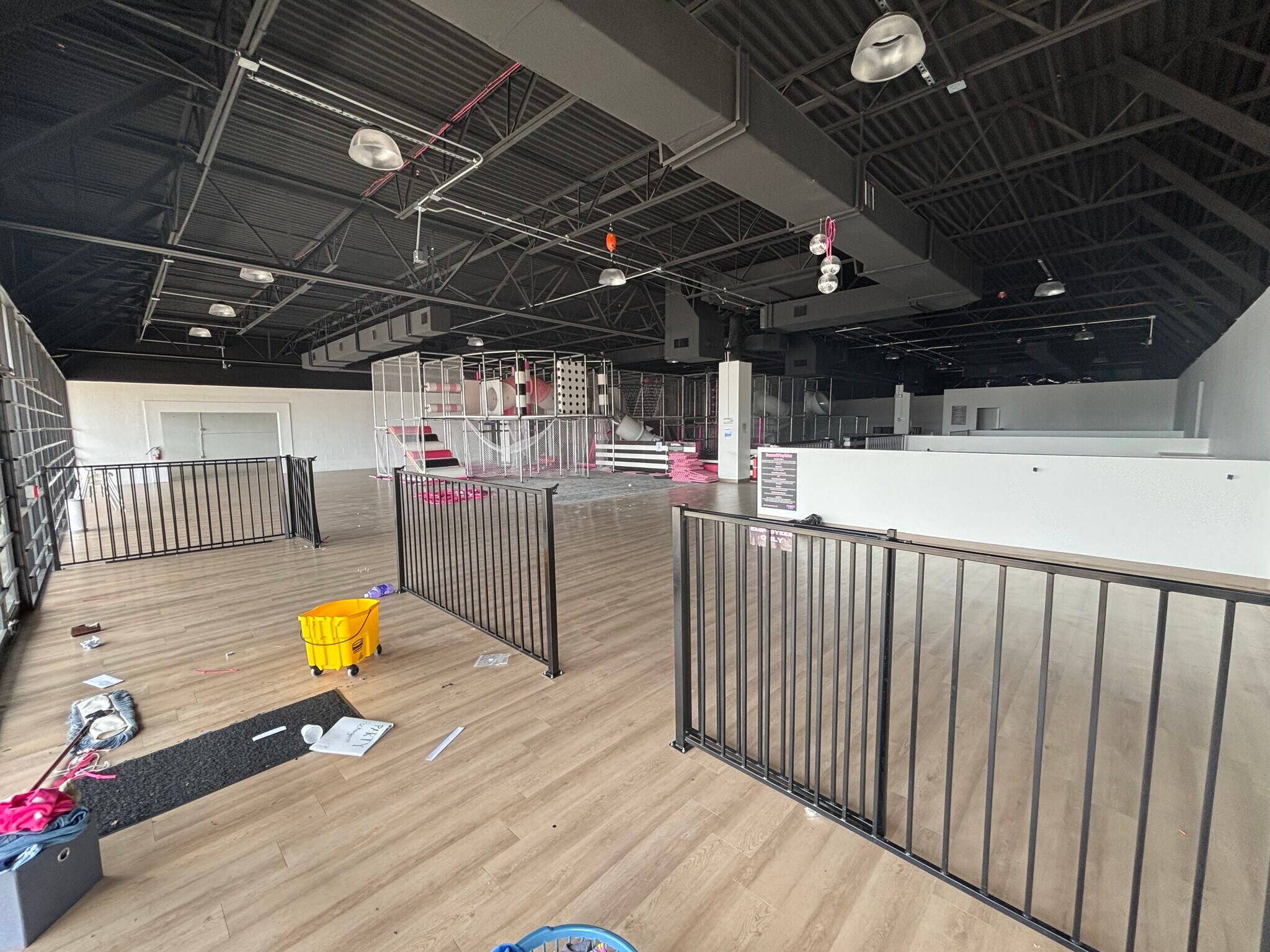 11925 Southwest Fwy, Stafford, TX for lease Interior Photo- Image 1 of 12